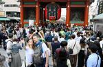 　ゴールデンウイークが始まり、観光客でにぎわう東京・浅草の雷門前＝２７日午後
