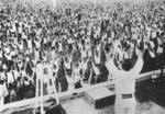 　1932年７月、東京・隅田公園広場での数万人によるラジオ体操。朝の公園で今もおなじみの光景だ（日本電報通信社撮影）