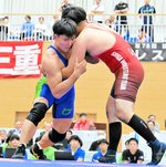 成年男子グレコローマン８７キロ級決勝　磯江大成（左）が終盤に果敢な攻めを見せる＝佐賀県嬉野市中央体育館