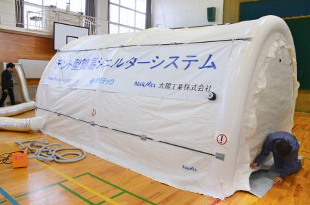 　放射線から身を守るため住民を退避させるエアテント＝２４日午前、石川県志賀町