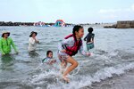 皆生海岸で水遊びをする家族連れ＝２日、米子市皆生温泉４丁目