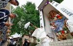 　福岡市博多区の櫛田神社で行われた飾り山笠の「御神入れ」＝３０日午後