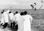 　１９９７年２月、海岸で長生炭鉱水没事故犠牲者の追悼をする韓国人遺族たち