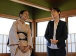 　特別室「明日成」で話す、伊豆井晶子さん（右）と山下実穂さん＝２０２４年１２月、奈良市