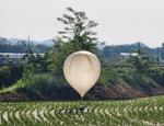 　北朝鮮が飛ばしたとみられる風船＝２９日、韓国江原道鉄原（聯合ニュース提供・ロイター＝共同）