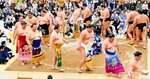 幕内力士の土俵入りで観客に勇姿を披露する関取たち