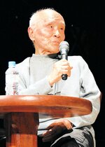 トークイベントで死について語る詩人の谷川俊太郎さん＝２０１７年３月１９日、鳥取市