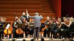 　９日、スイス・ジュネーブで開かれた小澤征爾さんの追悼コンサートで、指揮をする山田和樹さん（中央）（共同）