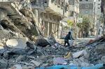 　１３日、イスラエル軍の攻撃によって破壊されたパレスチナ自治区ガザの街並み（ゲッティ＝共同）