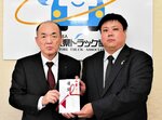 川上会長（左）から寄付を受けた伊藤チーフ＝２８日、鳥取市丸山町の鳥取県トラック協会