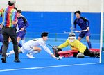 男子準々決勝・八頭－天理　八頭は第４クオーター６分、林（中央左）が押し込んで先制する＝川崎重工ホッケースタジアム