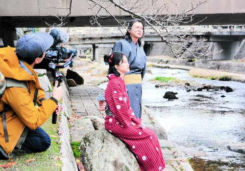 台湾から来日し玉造温泉で動画を撮影するカップル