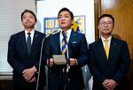 　立憲民主党の野田代表との会談後、記者団の取材に応じる国民民主党の玉木代表。左は榛葉幹事長、右は古川国対委員長＝５日午後、国会