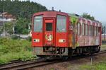 　ＪＲ芸備線の三次駅を出発した車両＝２０２３年９月２４日、広島県三次市