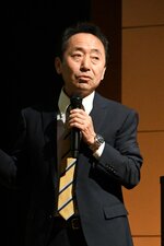 二十世紀梨の生産の歴史を振り返る田村名誉教授＝１２日、倉吉市のエースパック未来中心