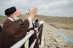 　１９日、イラン北西部の東アゼルバイジャン州とアゼルバイジャンとの国境地帯のダムを訪れたイランのライシ大統領（手前）（ロイター＝共同）