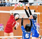 女子決勝・岩美―米子北斗　岩美は第３セット、福島（１）がスパイクを決めて６―２とリードする＝倉吉体育文化会館