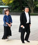 　大綬章の親授式に向かう小沢鋭仁元環境相（右）＝６日午前、宮殿・南車寄