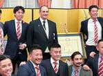 　日本人のラグビー関係者らと記念撮影するレジ・クラークさん（後列中央）＝２４日、ロンドンの在英日本大使館（共同）