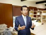 　再建した工房で報道陣の取材に応じる近藤学さん＝１５日午前、福島県浪江町