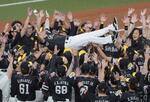 　プロ野球パ・リーグで４年ぶりの優勝を決め、胴上げされるソフトバンクの小久保裕紀監督＝２３日、京セラドーム大阪