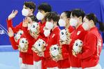 　北京五輪フィギュアスケート団体で初の銅メダルを獲得し、ポーズをとる（右から）樋口新葉、鍵山優真、坂本花織、宇野昌磨ら日本チーム＝２０２２年、北京（共同）