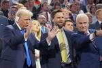 　１６日、米ウィスコンシン州ミルウォーキーでの共和党大会で、歓声に応えるトランプ前大統領（左）とバンス副大統領候補（中央）（共同）