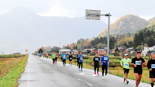 鷲峰山の麓を走るランナー（昨年）