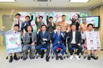 プロレスラーを交えて参加者が気勢を上げるお笑いイベント「真夏のラフフェスｉｎ森ノ宮２０２３」の出演者＝大阪市中央区の吉本興業本社