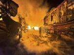 　ロシアの無人機攻撃を受け、炎上するウクライナ東部ハリコフ州の街＝２０２４年５月（ロイター＝共同）