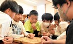 将棋盤を囲み勝負を楽しむ児童ら＝１２日、鳥取市吉成２丁目の「みほっこ児童クラブ」