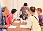 横山さん（中央）からコーヒーの入れ方を学ぶ参加者