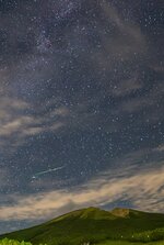 ペルセウス座流星群が出現のピークを迎え、大山上空でも観測された流れ星＝１３日午後１０時３７分、鳥取県伯耆町の桝水高原（２０秒露光）