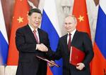 　共同声明に署名し握手を交わすロシアのプーチン大統領（右）と中国の習近平国家主席＝３月、モスクワ（新華社＝共同）