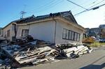 　能登半島地震の被災地、石川県輪島市河井町で倒壊したままの住宅＝１６日