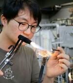 　富山ガラス工房で、ホタルイカをかたどったガラス細工を制作する勝木竜二さん＝２０２４年５月、富山市