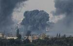 　イスラエル軍の空爆後、パレスチナ自治区ガザで立ち上る煙＝１９日（ロイター＝共同）