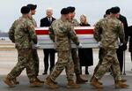 　２日、米東部デラウェア州の空軍基地で、米兵の遺体の帰還に立ち会うバイデン大統領（奥左）（ゲッティ＝共同）