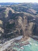 　能登半島地震による土砂崩れで寸断された石川県珠洲市の国道２４９号＝４日（共同通信社ヘリから）