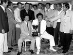 　山田久志さん（中央左）は１９８２年４月に２００勝を達成。同年７月に２００勝の江夏豊さん（同右）とともに名球会メンバーから励まされる＝東京プリンスホテル