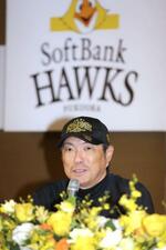 　４年ぶりのリーグ優勝を果たし、記者会見するソフトバンク・小久保監督＝大阪市内のホテル