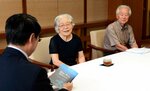 書籍を出版し、ハンセン病問題の啓発活動を振り返る荒井さん（中央）＝１６日、鳥取県庁
