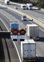 　高速道路を走行するトラック＝２０２０年１２月、静岡県沼津市