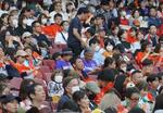 　Ｂリーグ広島ドラゴンフライズの優勝報告会に集まったファン。Ｊ１サンフレッチェ広島のユニホームを着た人の姿も＝６月、広島市のマツダスタジアム