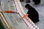 　日航ジャンボ機墜落事故から３８年となり、「慰霊の園」でいしぶみに刻まれた名前に手を触れる女性＝１２日午後、群馬県上野村