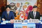 　８日、台北市の台北駅で友好協定に署名する淡路屋の柳本雄基副社長（左）と台鉄の朱来順副局長（共同）