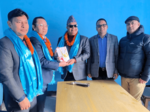 ネパール点字図書館を訪れ、寄付金を手渡す岩西取締役執行役員（左から２人目）＝東亜ソフトウェア提供