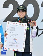 成年女子高飛び込みで３位入賞を果たした安田舞＝１４日、佐賀市のＳＡＧＡサンライズパーク水泳場