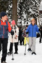 スノーシューを履いて大神山神社へ向かうチージーさん（左から２人目）ら