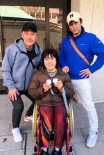 メダルを手に木田さん（右）らと記念撮影する森繁さん（中央）３日、東京都八王子市（森繁さん提供）